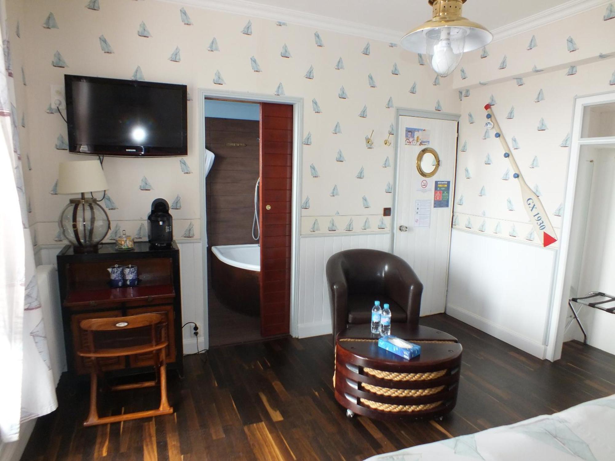 Hotel - Restaurant - Salon De The Le Beausejour Tregastel Room photo