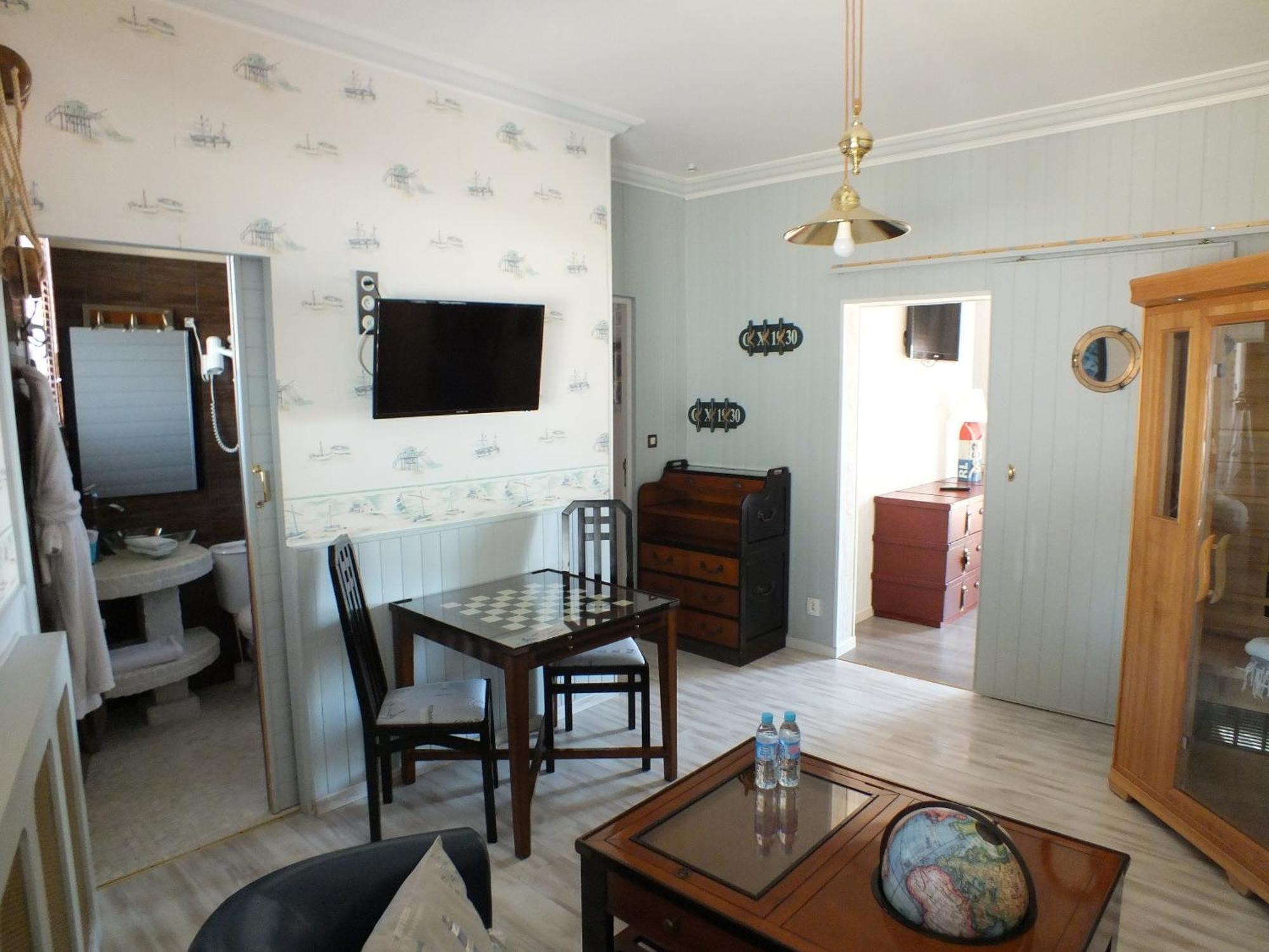 Hotel - Restaurant - Salon De The Le Beausejour Tregastel Room photo
